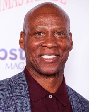 Amerikalı eski profesyonel basketbol oyuncusu ve koç Byron Scott, Hollywood 'da 30 Kasım 2025 tarihinde Hollywood Bulvarı' nda düzenlenen Tots for Tots 'a destek olmak için Büyük Mareşal Luke Wilson' ın katıldığı 93.