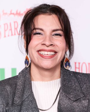 Amerikalı aktris Cara Jade Myers, Hollywood, Los Angeles, Kaliforniya 'da 30 Kasım 2025' te Hollywood Bulvarı 'nda düzenlenen Oyuncak Donanma Oyuncaklarını Desteklemek İçin Büyük Mareşal Luke Wilson' ın katıldığı 93.  