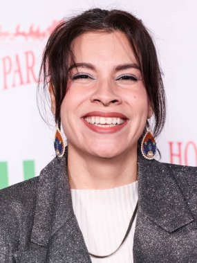 Amerikalı aktris Cara Jade Myers, Hollywood, Los Angeles, Kaliforniya 'da 30 Kasım 2025' te Hollywood Bulvarı 'nda düzenlenen Oyuncak Donanma Oyuncaklarını Desteklemek İçin Büyük Mareşal Luke Wilson' ın katıldığı 93.  