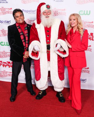 Amerikalı aktör Erik Estrada, Noel Baba ve Amerikalı yazar Laura McKenzie kılığında Cortney Lofton, Tots için Deniz Piyade Oyuncakları Desteklemek amacıyla Büyük Mareşal Luke Wilson 'ın katıldığı 93. Hollywood Noel Geçidi' ne geldi.