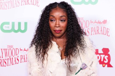 İngiliz rapçi, şarkıcı ve aktris Estelle (Estelle Fanta Swaray), 30 Kasım 2025 'te Hollywood Bulvarı' nda düzenlenen Deniz Piyade Oyuncaklarını Desteklemek İçin Büyük Mareşal Luke Wilson 'ın katıldığı 93.   