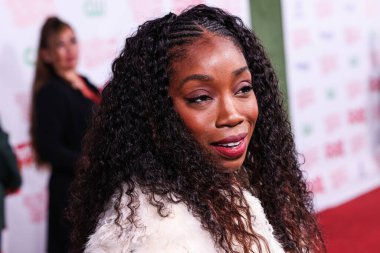 İngiliz rapçi, şarkıcı ve aktris Estelle (Estelle Fanta Swaray), 30 Kasım 2025 'te Hollywood Bulvarı' nda düzenlenen Deniz Piyade Oyuncaklarını Desteklemek İçin Büyük Mareşal Luke Wilson 'ın katıldığı 93.   