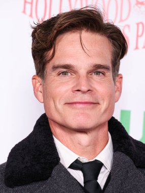 Greg Rikaart, Hollywood Bulvarı 'nda 30 Kasım 2025' te Hollywood, Los Angeles, Kaliforniya, ABD 'de düzenlenen Büyük Mareşal Luke Wilson' ın Donanma Oyuncaklarını Desteklemek için düzenlediği 93.. 