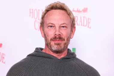 Amerikalı aktör Ian Ziering, Hollywood Bulvarı 'nda 30 Kasım 2025' te Hollywood, Los Angeles, Kaliforniya, ABD 'de düzenlenen Büyük Mareşal Luke Wilson' ın Oyuncak Oyuncak Destekleme Töreni 'ne geliyor.