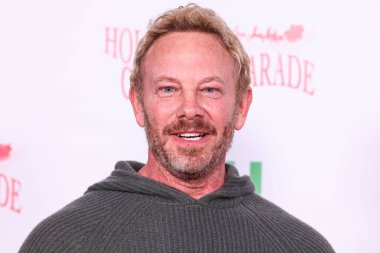 Amerikalı aktör Ian Ziering, Hollywood Bulvarı 'nda 30 Kasım 2025' te Hollywood, Los Angeles, Kaliforniya, ABD 'de düzenlenen Büyük Mareşal Luke Wilson' ın Oyuncak Oyuncak Destekleme Töreni 'ne geliyor.