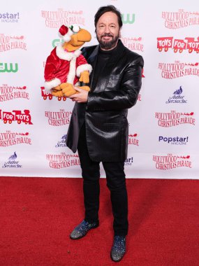 Terry Fator, Hollywood Bulvarı 'nda 30 Kasım 2025' te Hollywood, Los Angeles, Kaliforniya, ABD 'de düzenlenen Büyük Mareşal Luke Wilson' ın Donanma Oyuncaklarını Desteklemek için düzenlediği 93. Fotoğraf: Xav