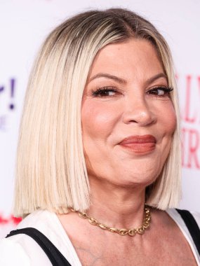 Amerikalı aktris, yazar ve televizyon karakteri Tori Spelling, Hollywood 'da 30 Kasım 2025 tarihinde Hollywood Bulvarı' nda düzenlenen Büyük Mareşal Luke Wilson Donanma Oyuncaklarını Desteklemek İçin Hollywood 'da düzenlenen 93.   