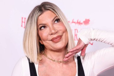 Amerikalı aktris, yazar ve televizyon karakteri Tori Spelling, Hollywood 'da 30 Kasım 2025 tarihinde Hollywood Bulvarı' nda düzenlenen Büyük Mareşal Luke Wilson Donanma Oyuncaklarını Desteklemek İçin Hollywood 'da düzenlenen 93.   