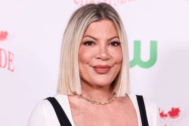 Amerikalı aktris, yazar ve televizyon karakteri Tori Spelling, Hollywood 'da 30 Kasım 2025 tarihinde Hollywood Bulvarı' nda düzenlenen Büyük Mareşal Luke Wilson Donanma Oyuncaklarını Desteklemek İçin Hollywood 'da düzenlenen 93.   