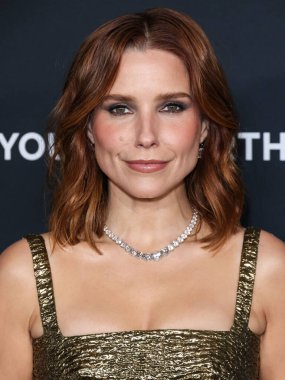 Amerikalı aktris, yapımcı, yönetmen, aktivist ve girişimci Sophia Bush, 2 Aralık 2025 'te Los Angeles' taki Museum of Motion Pictures Müzesi 'nin 2025 tarihli 20. yıllık L' Oreal Paris Kadınları kutlamasına geldi.  