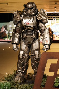 8 Aralık 2025 'te Müze Row, Miracle Mile, Los Angeles, Kaliforniya' da gerçekleştirilen Amazon Prime Video 'nun' Radyoaktif Serpinti '2. sezonunun Los Angeles' taki genel atmosfer görüntüsü (T-60 Power Armor)   