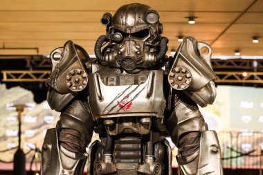 8 Aralık 2025 'te Müze Row, Miracle Mile, Los Angeles, Kaliforniya' da gerçekleştirilen Amazon Prime Video 'nun' Radyoaktif Serpinti '2. sezonunun Los Angeles' taki genel atmosfer görüntüsü (T-60 Power Armor)   