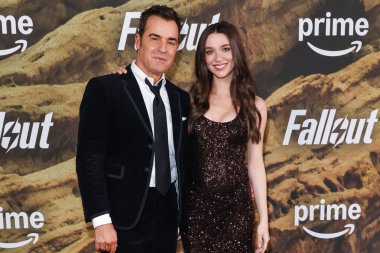 Amerikalı aktör ve film yapımcısı Justin Theroux ve eşi / Amerikalı aktris Nicole Brydon Bloom, 8 Aralık 2025 'te Los Angeles' taki Müze Row, Los Angeles 'taki Amazon Prime Video' nun 'Radyoaktif Serpinti' 2. sezonuna geldiler.  