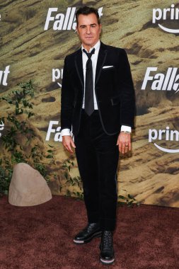 Amerikalı aktör ve film yapımcısı Justin Theroux, 8 Aralık 2025 'te Mile, Los Angeles, Kaliforniya' daki Academy Museum of Motion Pictures 'da gerçekleştirilen Amazon Prime' ın 2. sezonunun Los Angeles Premiere 'ine geldi.  