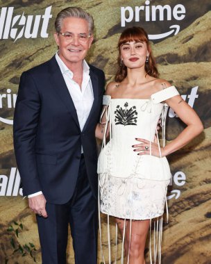 Zegna ve İngiliz aktris Ella Purnell 'in giydiği Amerikalı aktör Kyle MacLachlan, 8 Aralık 2025' te Müze Row, Miracle Mile, Los Angeles 'ta gerçekleştirilen Amazon Prime Video' un 'Radyoaktif Serpinti' 2. sezonunun Los Angeles galasına geldi.  
