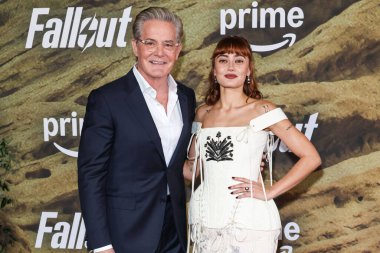 Zegna ve İngiliz aktris Ella Purnell 'in giydiği Amerikalı aktör Kyle MacLachlan, 8 Aralık 2025' te Müze Row, Miracle Mile, Los Angeles 'ta gerçekleştirilen Amazon Prime Video' un 'Radyoaktif Serpinti' 2. sezonunun Los Angeles galasına geldi.  