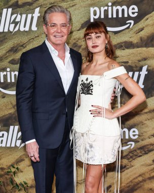 Zegna ve İngiliz aktris Ella Purnell 'in giydiği Amerikalı aktör Kyle MacLachlan, 8 Aralık 2025' te Müze Row, Miracle Mile, Los Angeles 'ta gerçekleştirilen Amazon Prime Video' un 'Radyoaktif Serpinti' 2. sezonunun Los Angeles galasına geldi.  