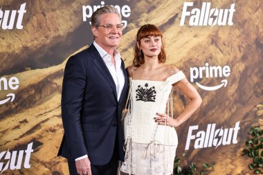 Zegna ve İngiliz aktris Ella Purnell 'in giydiği Amerikalı aktör Kyle MacLachlan, 8 Aralık 2025' te Müze Row, Miracle Mile, Los Angeles 'ta gerçekleştirilen Amazon Prime Video' un 'Radyoaktif Serpinti' 2. sezonunun Los Angeles galasına geldi.  