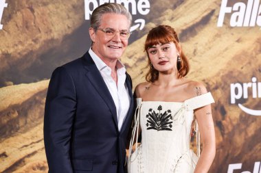 Zegna ve İngiliz aktris Ella Purnell 'in giydiği Amerikalı aktör Kyle MacLachlan, 8 Aralık 2025' te Müze Row, Miracle Mile, Los Angeles 'ta gerçekleştirilen Amazon Prime Video' un 'Radyoaktif Serpinti' 2. sezonunun Los Angeles galasına geldi.  