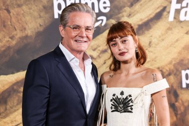 Zegna ve İngiliz aktris Ella Purnell 'in giydiği Amerikalı aktör Kyle MacLachlan, 8 Aralık 2025' te Müze Row, Miracle Mile, Los Angeles 'ta gerçekleştirilen Amazon Prime Video' un 'Radyoaktif Serpinti' 2. sezonunun Los Angeles galasına geldi.  