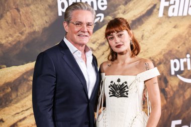 Zegna ve İngiliz aktris Ella Purnell 'in giydiği Amerikalı aktör Kyle MacLachlan, 8 Aralık 2025' te Müze Row, Miracle Mile, Los Angeles 'ta gerçekleştirilen Amazon Prime Video' un 'Radyoaktif Serpinti' 2. sezonunun Los Angeles galasına geldi.  
