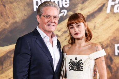 Zegna ve İngiliz aktris Ella Purnell 'in giydiği Amerikalı aktör Kyle MacLachlan, 8 Aralık 2025' te Müze Row, Miracle Mile, Los Angeles 'ta gerçekleştirilen Amazon Prime Video' un 'Radyoaktif Serpinti' 2. sezonunun Los Angeles galasına geldi.  