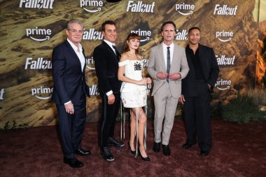 Kyle MacLachlan, Justin Theroux, Ella Purnell, Walton Goggins ve Aaron Moten, 8 Aralık 2025 'te Müze Row, Miracle Mile, Los Angeles' ta gerçekleştirilen Amazon Prime Video 'un' Radyoaktif Serpinti '2. sezonuna geldiler.