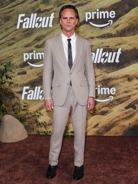 Tom Ford ve David Yurman yüzüğü takan Amerikalı aktör Walton Goggins, 8 Aralık 2025 'te Müze Row, Miracle Mile, Los Angeles' ta gerçekleştirilen Amazon Prime Video 'nun' Radyoaktif Serpinti '2. sezonuna geldi.  