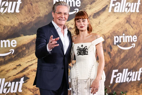 Zegna ve İngiliz aktris Ella Purnell 'in giydiği Amerikalı aktör Kyle MacLachlan, 8 Aralık 2025' te Müze Row, Miracle Mile, Los Angeles 'ta gerçekleştirilen Amazon Prime Video' un 'Radyoaktif Serpinti' 2. sezonunun Los Angeles galasına geldi.  