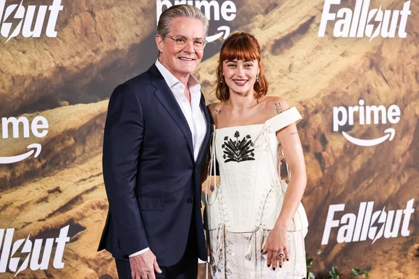 Zegna ve İngiliz aktris Ella Purnell 'in giydiği Amerikalı aktör Kyle MacLachlan, 8 Aralık 2025' te Müze Row, Miracle Mile, Los Angeles 'ta gerçekleştirilen Amazon Prime Video' un 'Radyoaktif Serpinti' 2. sezonunun Los Angeles galasına geldi.  