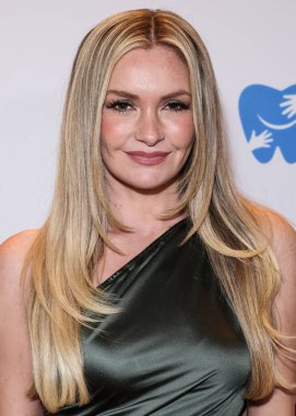 Amerikalı haber spikeri Charlie Neff, 11 Aralık 2025 'te Beverly Hilton Oteli' nde düzenlenen Giving A Smile Foundation açılış galasına geliyor..