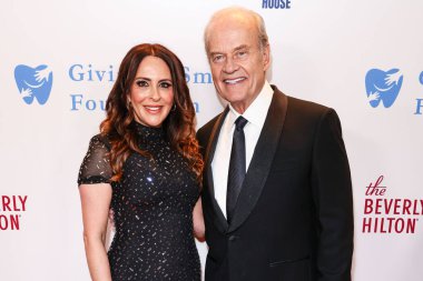 Beverly Hills Belediye Başkanı Dr. Sharona R. Nazarian ve Amerikalı aktör Kelsey Grammer, Beverly Hilton Hotel 'de 11 Aralık 2025' te düzenlenen Giving A Smile Foundation açılış galasına geldiler.