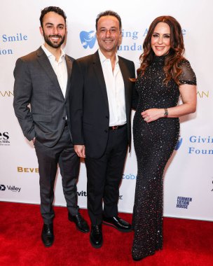 Beverly Hills (R) Belediye Başkanı Dr. Sharona R. Nazarian, Rifkin Ranaan Diş Hekimliği 'nin Beverly Hills, Kaliforniya' da 11 Aralık 2025 'te sunduğu Giving A Smile Foundation açılış galasına katıldı..