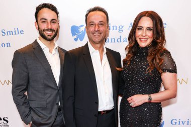 Beverly Hills (R) Belediye Başkanı Dr. Sharona R. Nazarian, Rifkin Ranaan Diş Hekimliği 'nin Beverly Hills, Kaliforniya' da 11 Aralık 2025 'te sunduğu Giving A Smile Foundation açılış galasına katıldı..