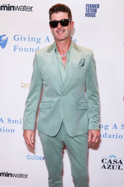 Amerikalı şarkıcı, söz yazarı ve müzik yapımcısı Robin Thicke, 11 Aralık 2025 'te Beverly Hilton Hotel' de düzenlenen Giving A Smile Foundation İIk Gala 2025 'e geldi..