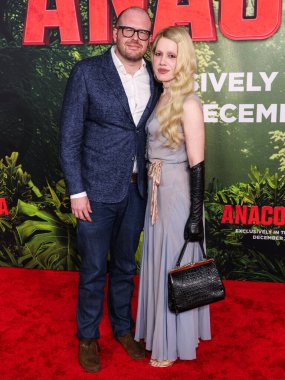 Evan Daugherty ve Esther Harrington, 13 Aralık 2025 tarihinde Los Angeles, Kaliforniya, ABD 'de Kasa tarafından Broadway' deki StILE Downtown Los Angeles 'taki United Theater' da düzenlenen Columbia Pictures 'Anaconda' nın dünya prömiyerine geldiler..