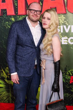 Evan Daugherty ve Esther Harrington, 13 Aralık 2025 tarihinde Los Angeles, Kaliforniya, ABD 'de Kasa tarafından Broadway' deki StILE Downtown Los Angeles 'taki United Theater' da düzenlenen Columbia Pictures 'Anaconda' nın dünya prömiyerine geldiler..