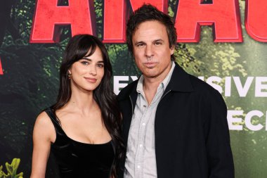 Avustralyalı model, aktris Renee Herbert ve Amerikalı yönetmen, yazar ve yapımcı Tom Gormican, 13 Aralık 2025 'te Los Angeles, Kaliforniya, ABD' deki The United Theater 'da düzenlenen Columbia Pictures' Anaconda 'nın Dünya Premiere' sine geldiler..