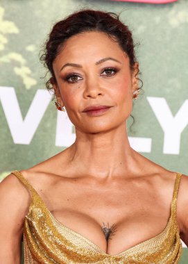 İngiliz aktris ve aktivist Thandiwe Newton (Thandie Newton), 13 Aralık 2025 'te Los Angeles' ta Kasa tarafından, Broadway 'deki The United Theater at STILE Downtown Los Angeles' ta düzenlenen Columbia Pictures 'Anaconda' nın dünya prömiyerine geldi.   