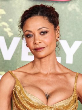 İngiliz aktris ve aktivist Thandiwe Newton (Thandie Newton), 13 Aralık 2025 'te Los Angeles' ta Kasa tarafından, Broadway 'deki The United Theater at STILE Downtown Los Angeles' ta düzenlenen Columbia Pictures 'Anaconda' nın dünya prömiyerine geldi.   