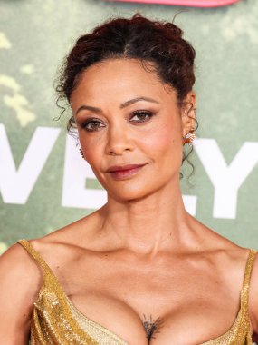 İngiliz aktris ve aktivist Thandiwe Newton (Thandie Newton), 13 Aralık 2025 'te Los Angeles' ta Kasa tarafından, Broadway 'deki The United Theater at STILE Downtown Los Angeles' ta düzenlenen Columbia Pictures 'Anaconda' nın dünya prömiyerine geldi.   