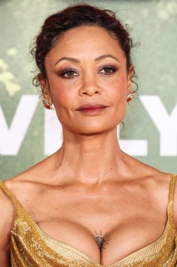 İngiliz aktris ve aktivist Thandiwe Newton (Thandie Newton), 13 Aralık 2025 'te Los Angeles' ta Kasa tarafından, Broadway 'deki The United Theater at STILE Downtown Los Angeles' ta düzenlenen Columbia Pictures 'Anaconda' nın dünya prömiyerine geldi.   