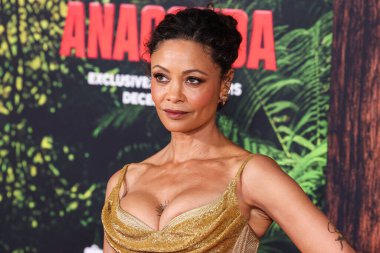 İngiliz aktris ve aktivist Thandiwe Newton (Thandie Newton), 13 Aralık 2025 'te Los Angeles' ta Kasa tarafından, Broadway 'deki The United Theater at STILE Downtown Los Angeles' ta düzenlenen Columbia Pictures 'Anaconda' nın dünya prömiyerine geldi.   
