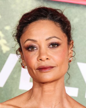 İngiliz aktris ve aktivist Thandiwe Newton (Thandie Newton), 13 Aralık 2025 'te Los Angeles' ta Kasa tarafından, Broadway 'deki The United Theater at STILE Downtown Los Angeles' ta düzenlenen Columbia Pictures 'Anaconda' nın dünya prömiyerine geldi.   