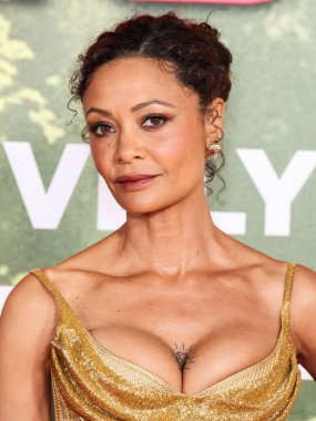 İngiliz aktris ve aktivist Thandiwe Newton (Thandie Newton), 13 Aralık 2025 'te Los Angeles' ta Kasa tarafından, Broadway 'deki The United Theater at STILE Downtown Los Angeles' ta düzenlenen Columbia Pictures 'Anaconda' nın dünya prömiyerine geldi.   
