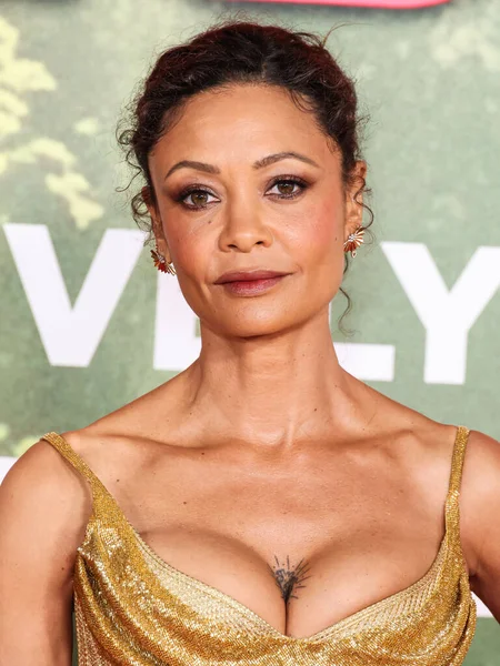 İngiliz aktris ve aktivist Thandiwe Newton (Thandie Newton), 13 Aralık 2025 'te Los Angeles' ta Kasa tarafından, Broadway 'deki The United Theater at STILE Downtown Los Angeles' ta düzenlenen Columbia Pictures 'Anaconda' nın dünya prömiyerine geldi.   