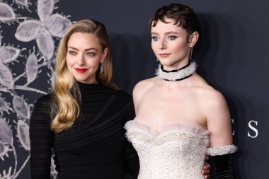Amanda Seyfried ve Thomasin McKenzie 14 Aralık 2025 'te Hollywood, Los Angeles' ta bulunan Sinema Sanatları ve Bilimleri Akademisi 'nde düzenlenen Searchlight Pictures' ın Ahit of Ann Lee 'sine geldiler.   