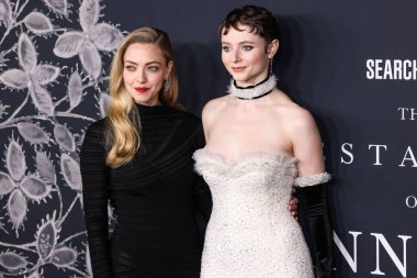 Amanda Seyfried ve Thomasin McKenzie 14 Aralık 2025 'te Hollywood, Los Angeles' ta bulunan Sinema Sanatları ve Bilimleri Akademisi 'nde düzenlenen Searchlight Pictures' ın Ahit of Ann Lee 'sine geldiler.   