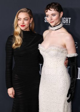 Amanda Seyfried ve Thomasin McKenzie 14 Aralık 2025 'te Hollywood, Los Angeles' ta bulunan Sinema Sanatları ve Bilimleri Akademisi 'nde düzenlenen Searchlight Pictures' ın Ahit of Ann Lee 'sine geldiler.   