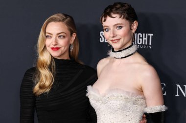Amanda Seyfried ve Thomasin McKenzie 14 Aralık 2025 'te Hollywood, Los Angeles' ta bulunan Sinema Sanatları ve Bilimleri Akademisi 'nde düzenlenen Searchlight Pictures' ın Ahit of Ann Lee 'sine geldiler.   